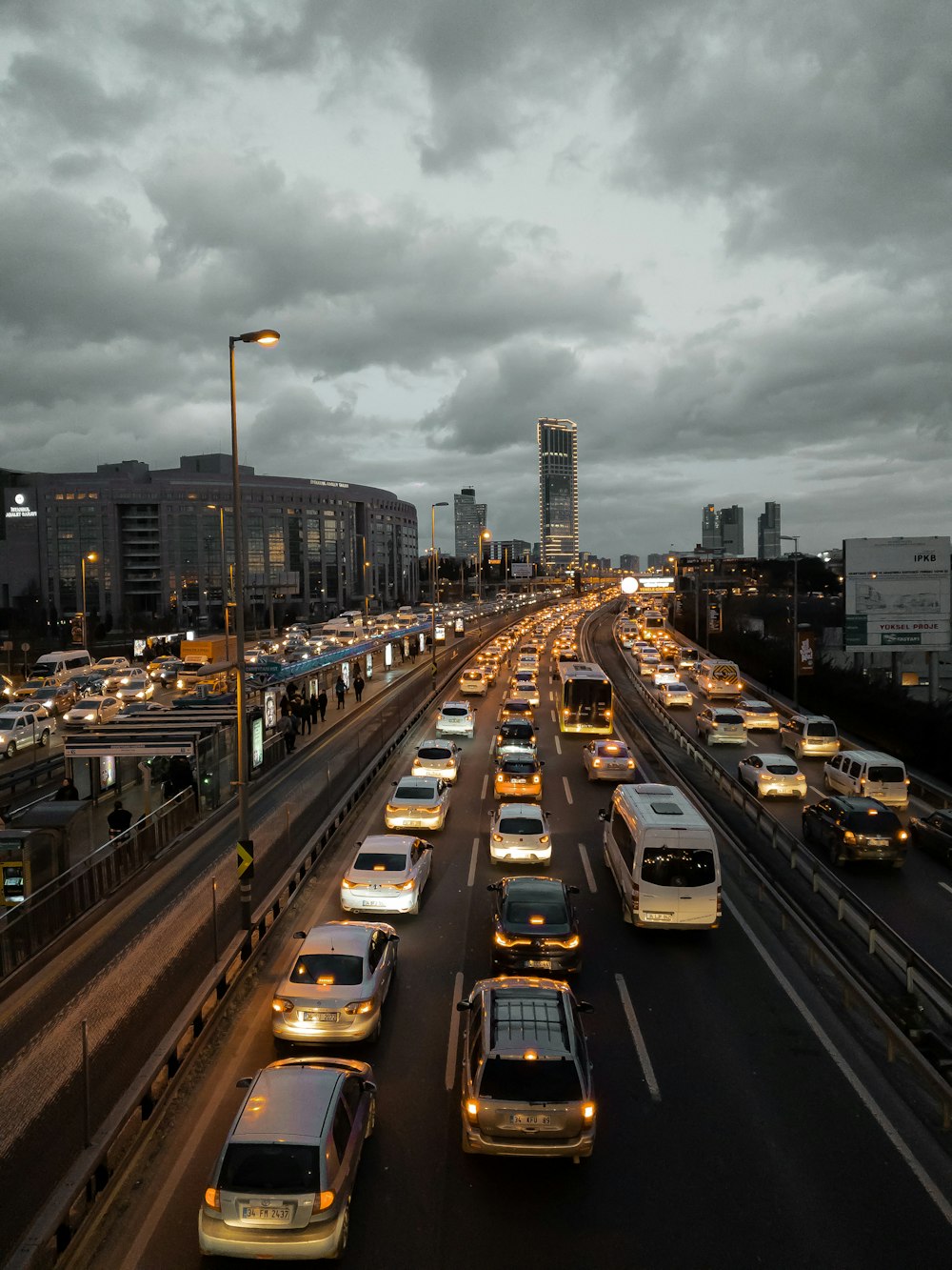 Coches en la carretera durante el día