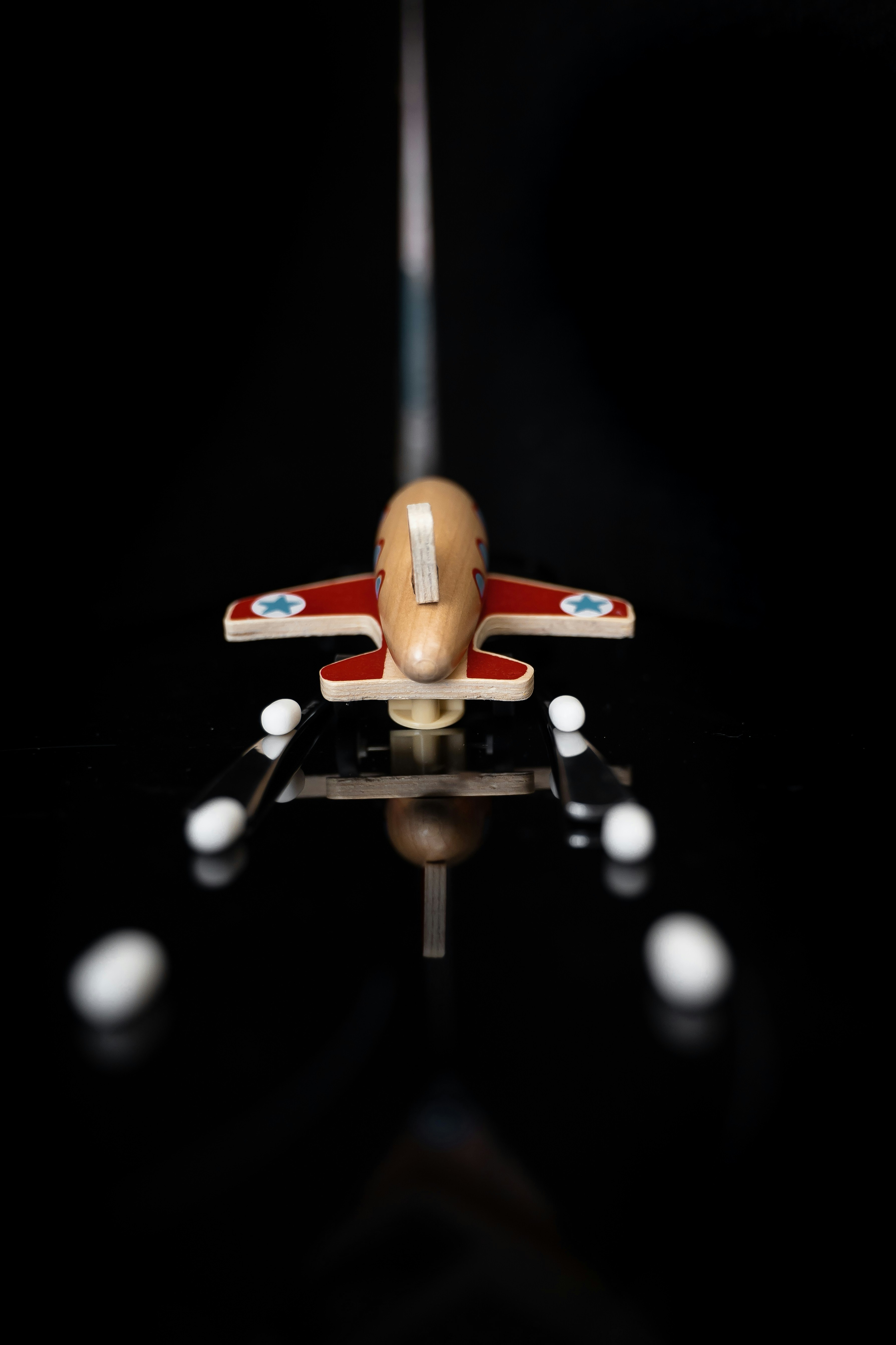 Drone orange et blanc dans les airs