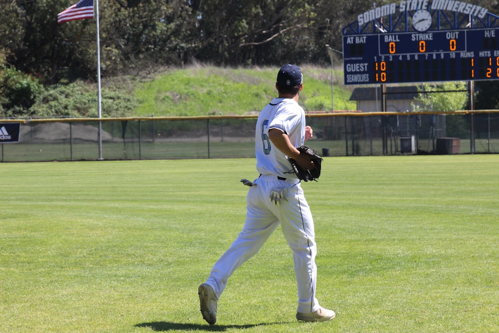 Man in white and black baseball jersey shirt and white pants playing golf  during daytime photo – Free Human Image on Unsplash