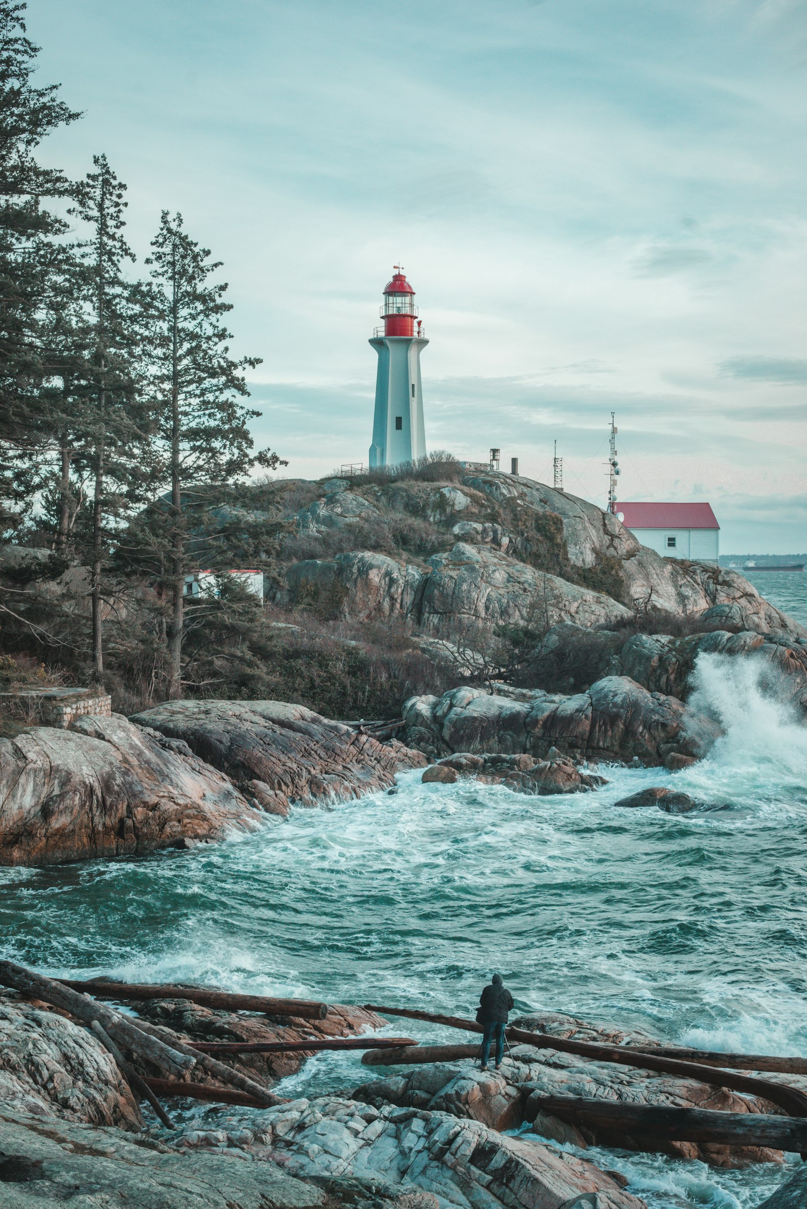 Sony a7R + Canon EF 50mm F1.8 II sample photo. White and red lighthouse photography