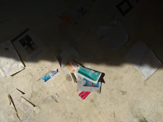 Visual de uma mesa bagunçada com papéis e anotações confusas representando a falta de organização.