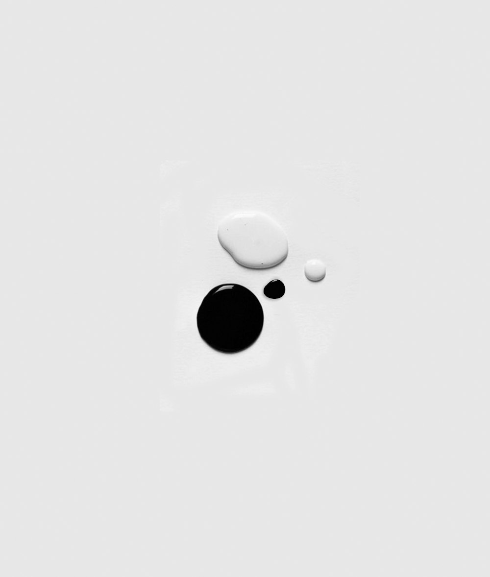 weißer und schwarzer runder Knopf