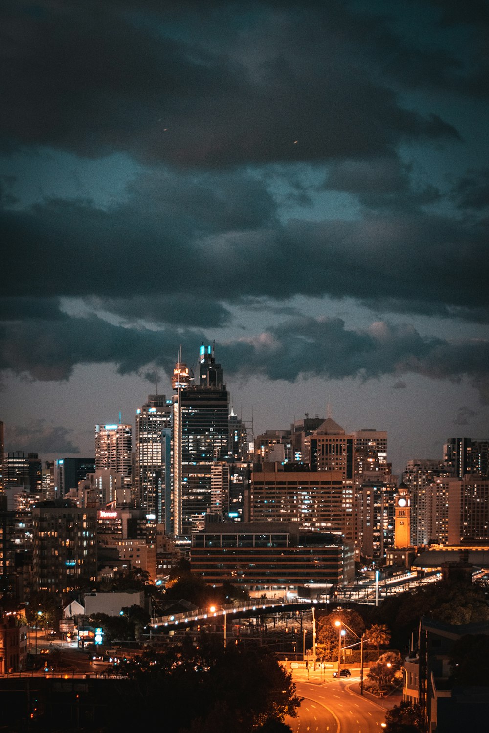 Skyline der Stadt bei Nacht