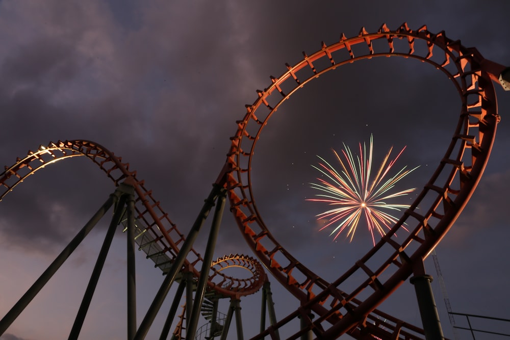 Braun-schwarzes Riesenrad unter bewölktem Himmel