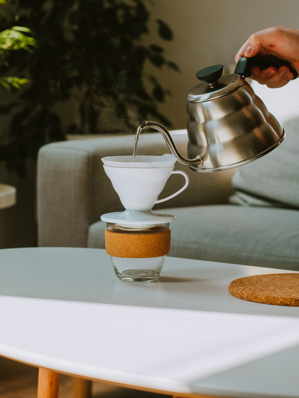 Tasse à thé en céramique blanche sur plaque en céramique blanche