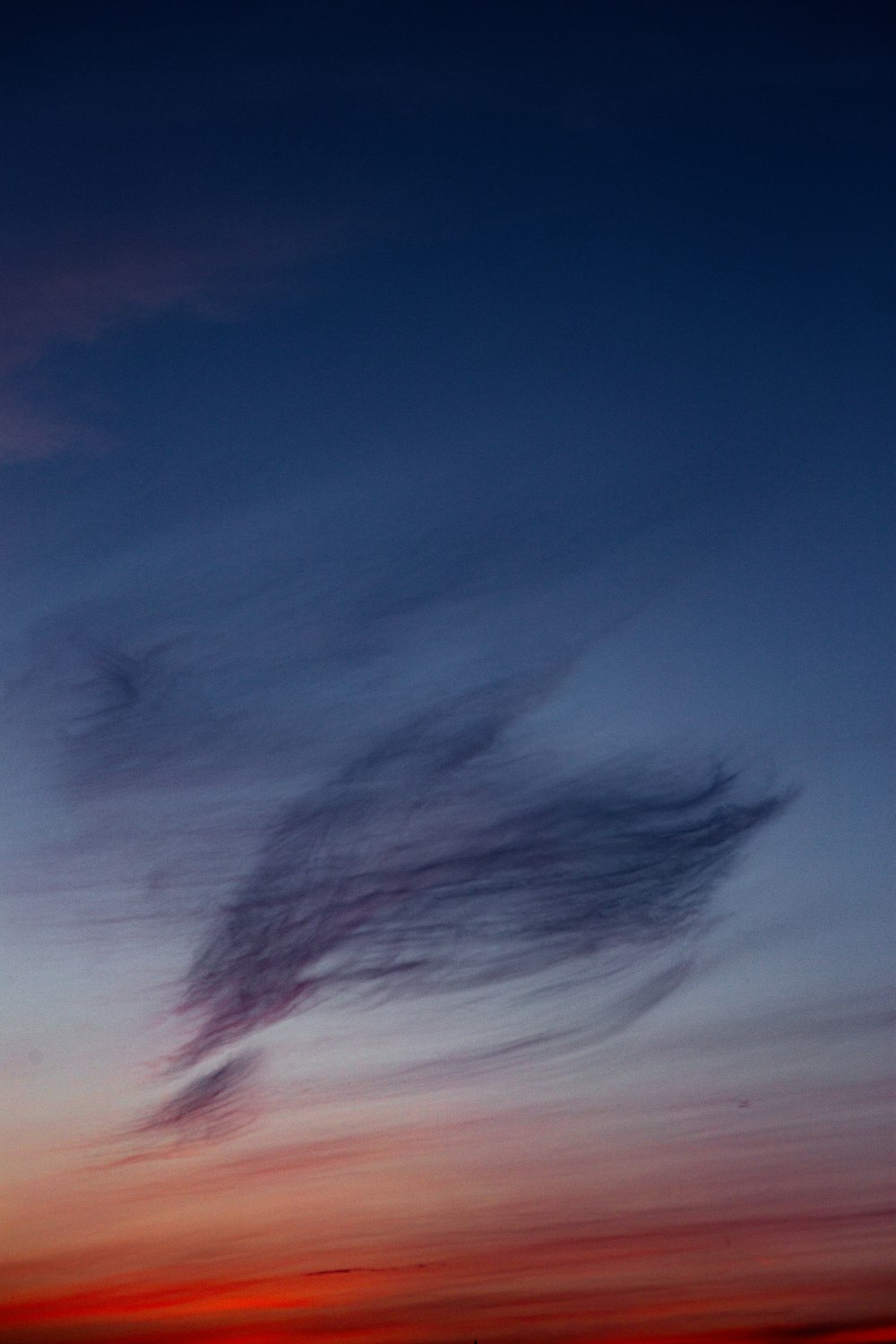 昼間の白い雲と青い空