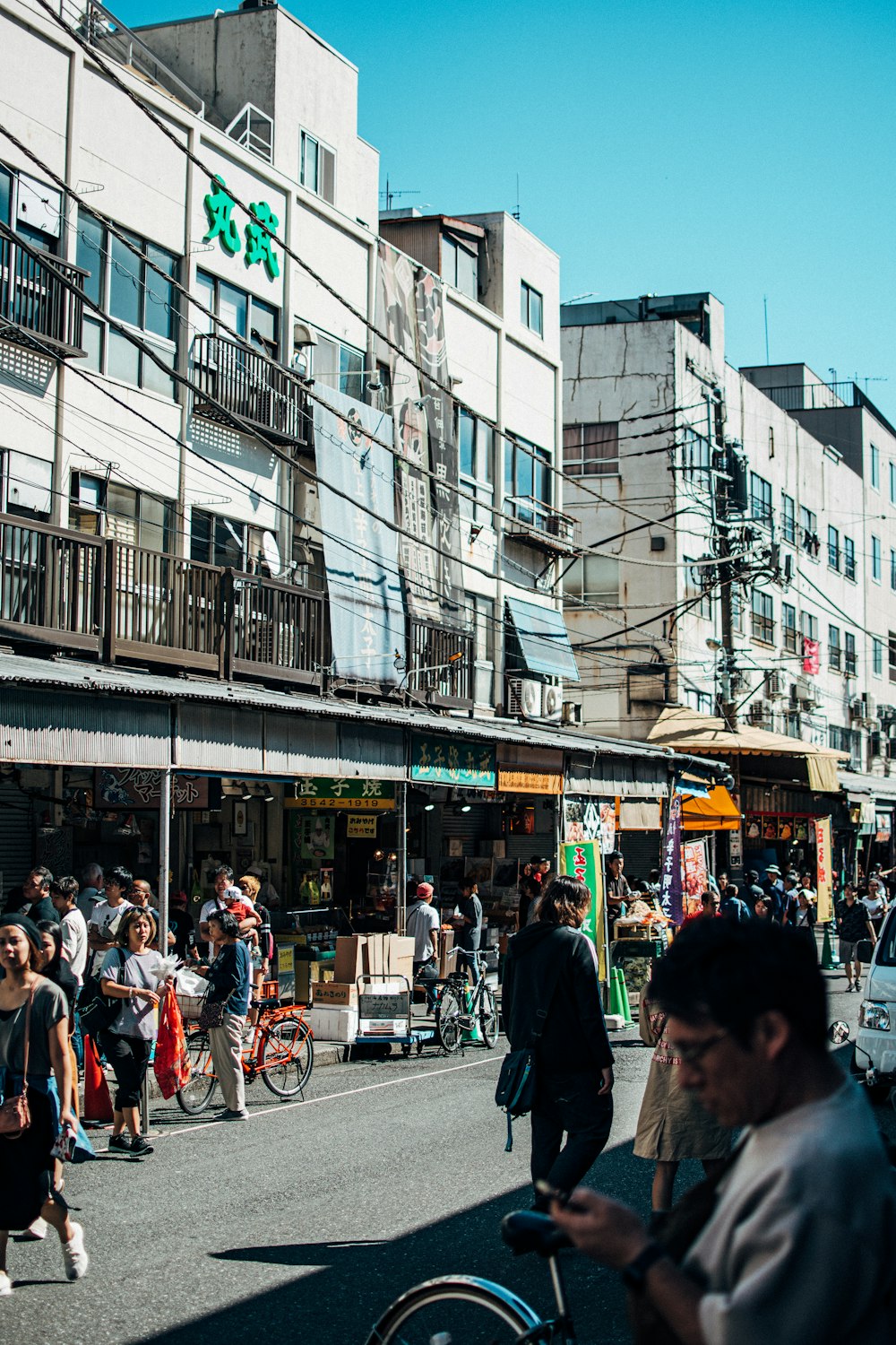 Personas que caminan por la calle durante el día