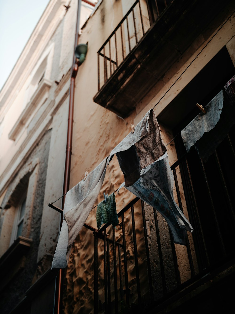 textil blanco y negro colgado sobre marco de madera marrón