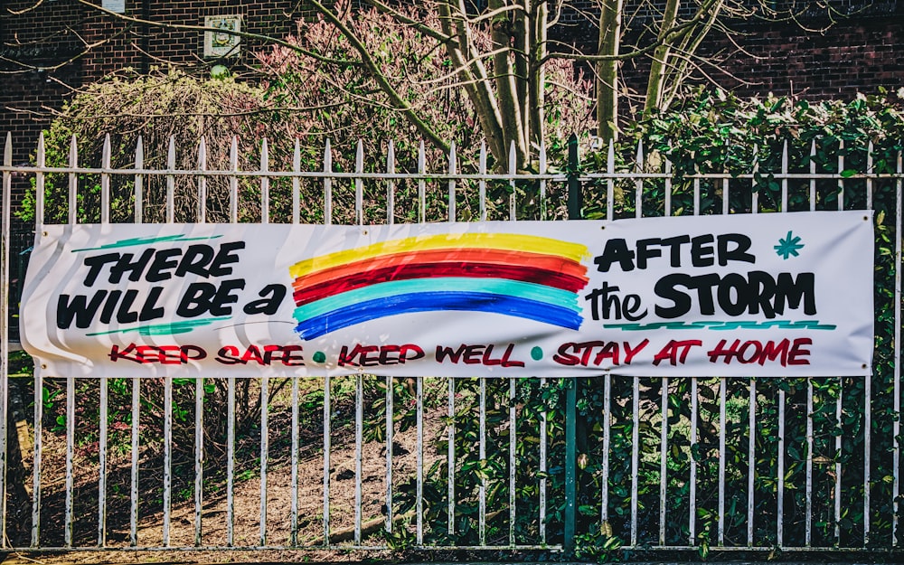 striscione bianco, rosso e verde