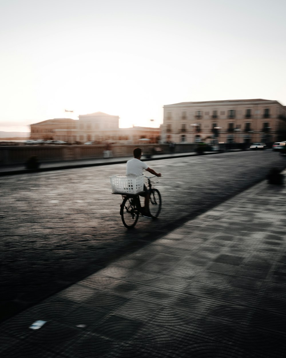 vélo noir sur une route en béton gris pendant la journée