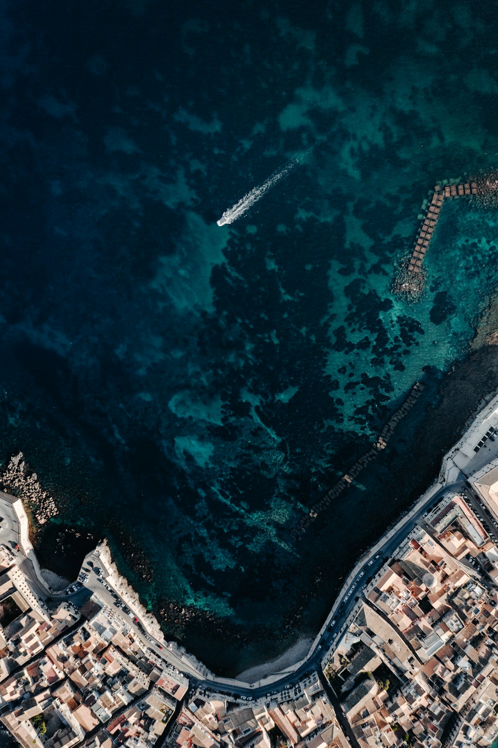 昼間の海上の白いボートの空中写真