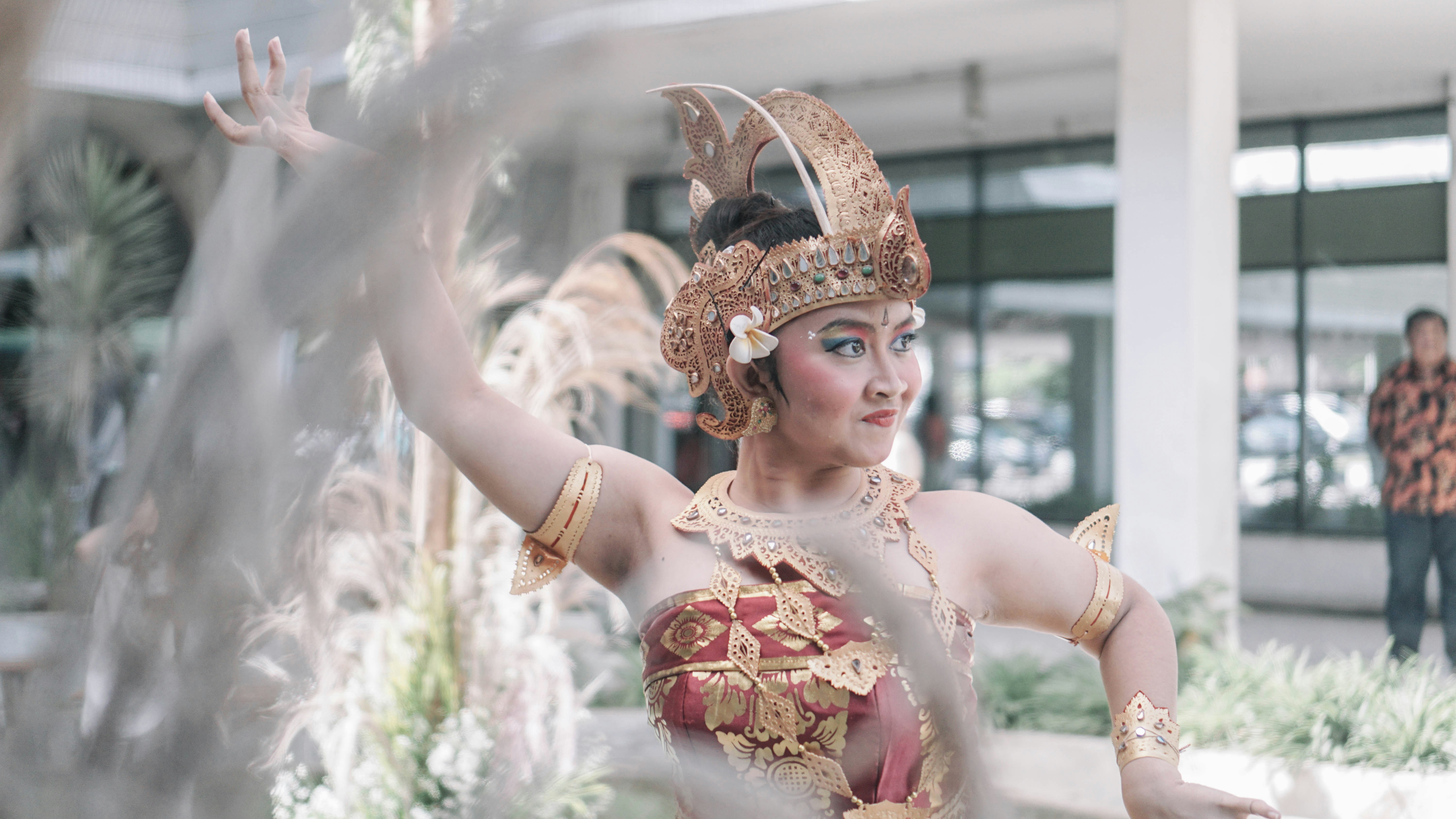 Wanita dengan gaun bunga putih mengenakan mahkota emas