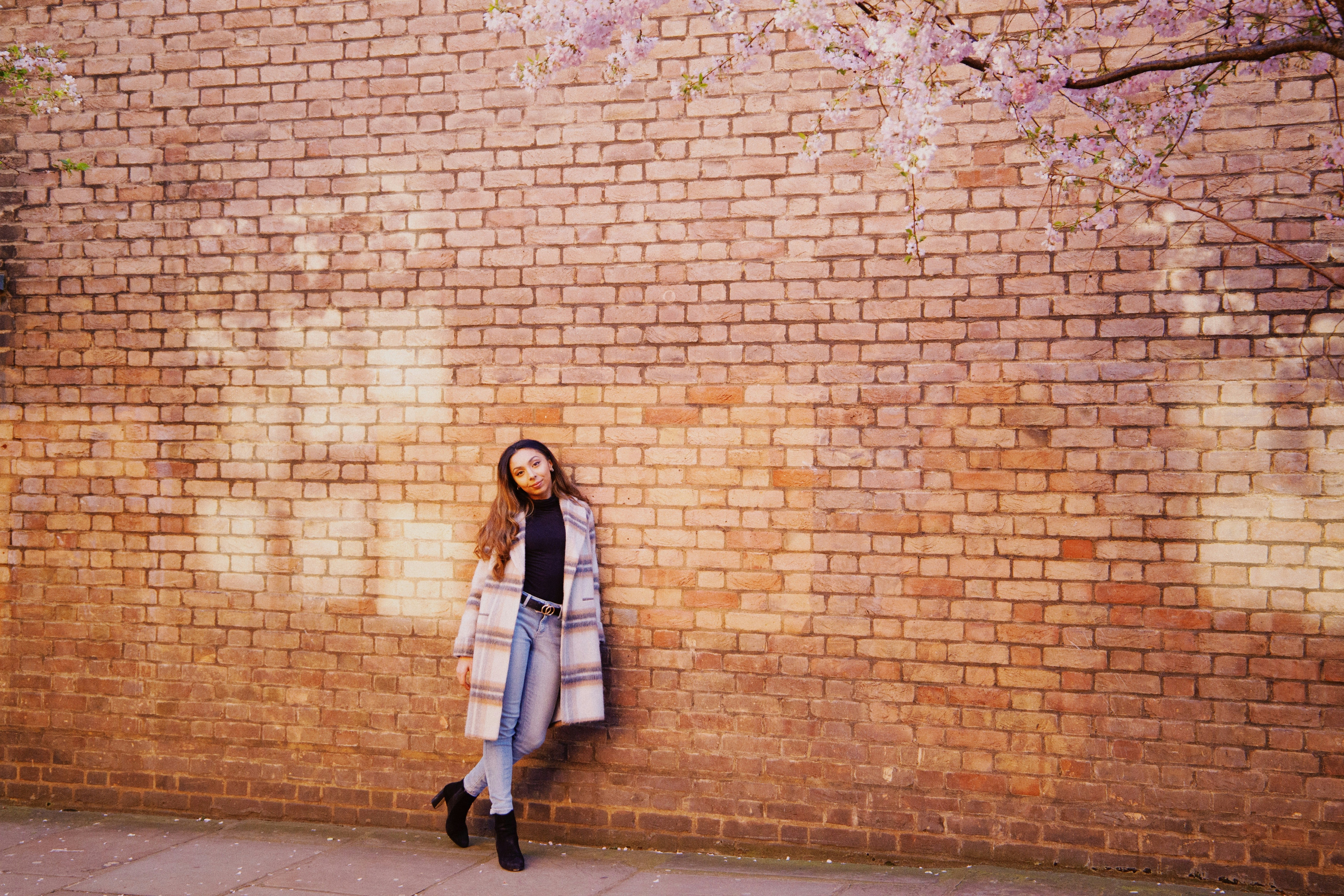 Можно прислониться плечом к стене