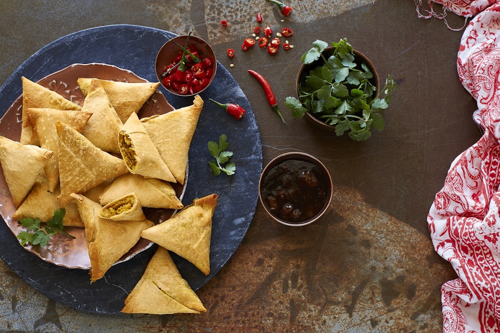 brown chips on black round plate