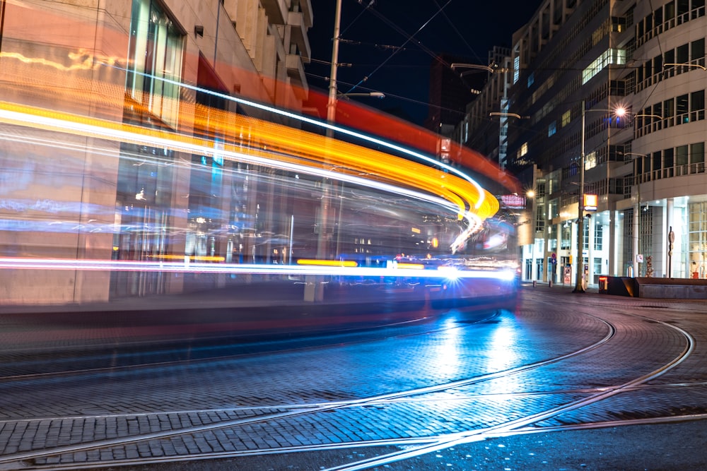 Fotografia time lapse di auto su strada durante la notte