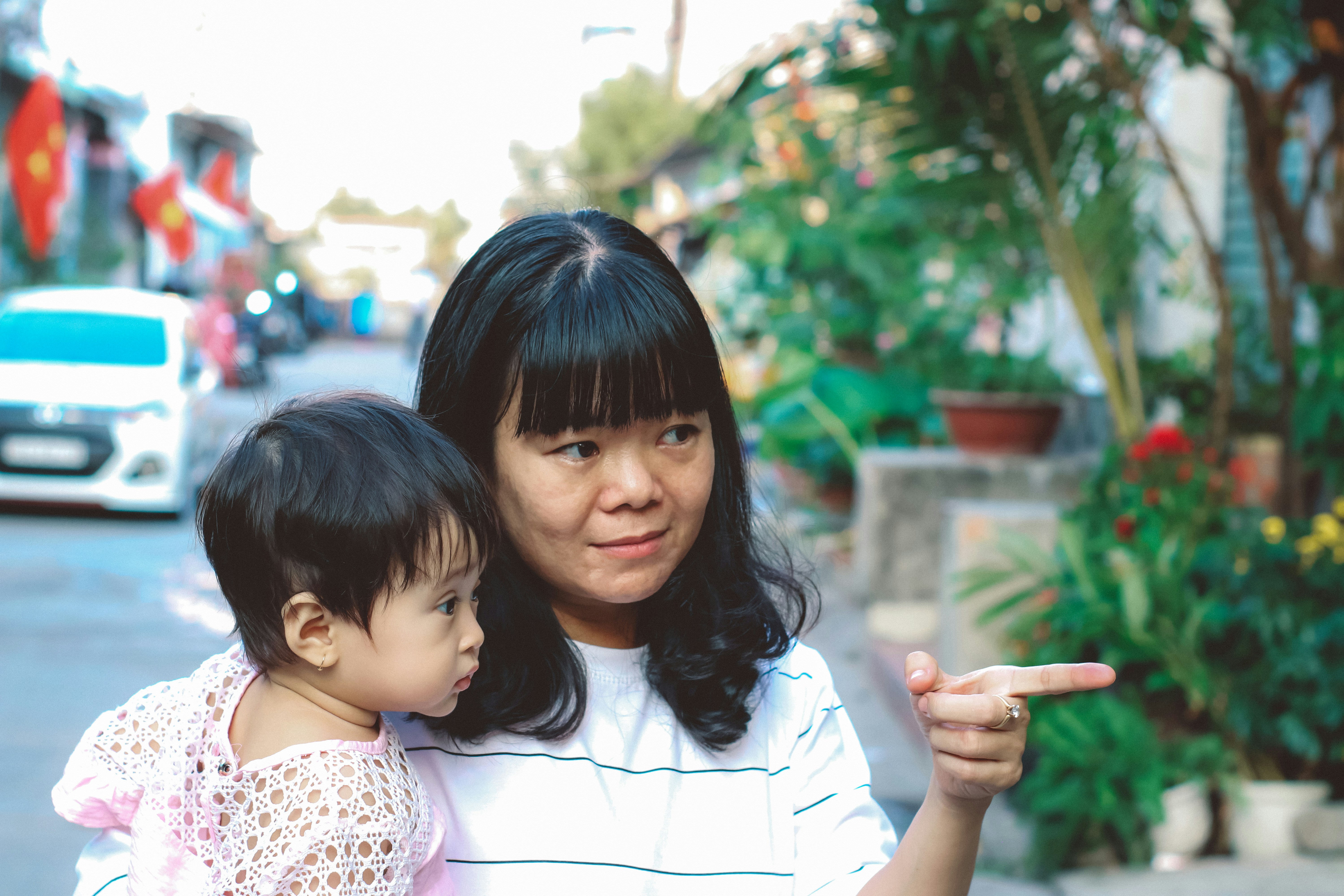 Gadis berbaju putih tersenyum