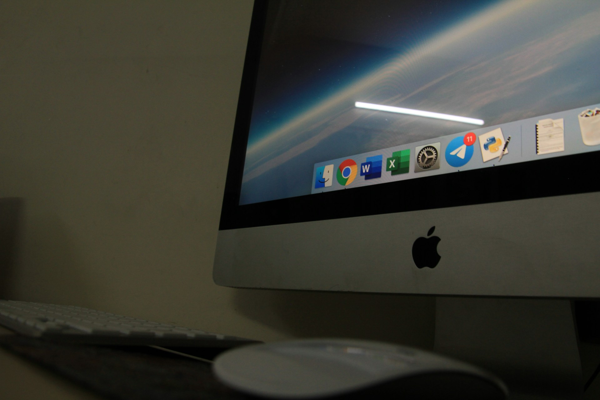 gray computer monitor