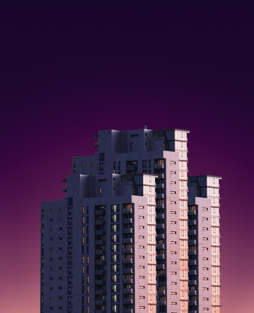 Edificio de hormigón gris durante la noche