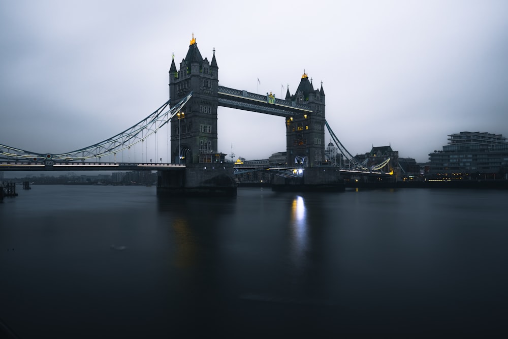 Puente de hormigón gris sobre el cuerpo de agua