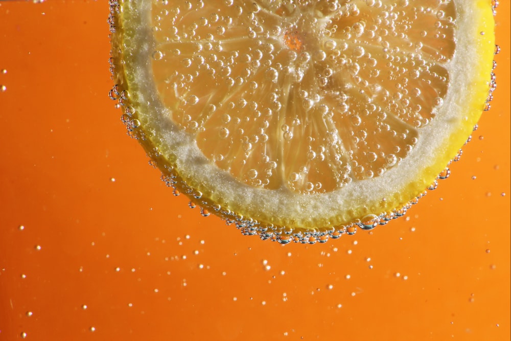 Gotas de agua naranjas y blancas