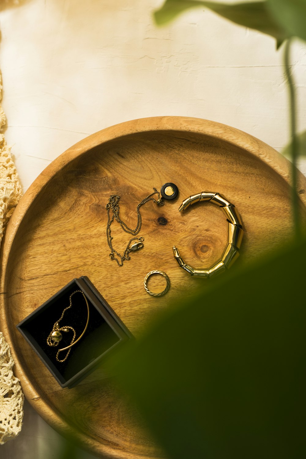 anneaux d’argent sur table ronde en bois brun