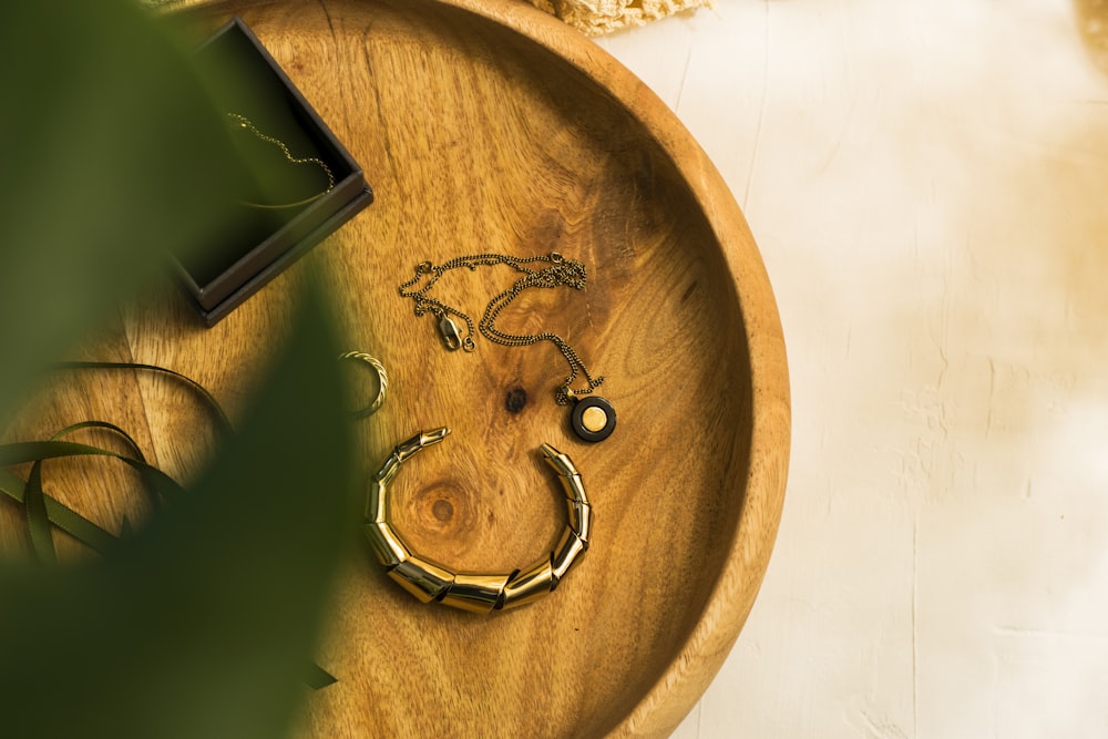 茶色の木製の丸いテーブルに緑と黒のスマートフォン