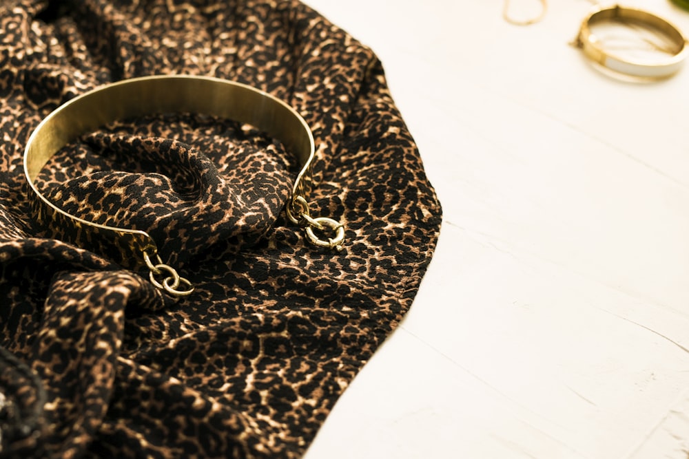 Textil con estampado de leopardo negro y marrón