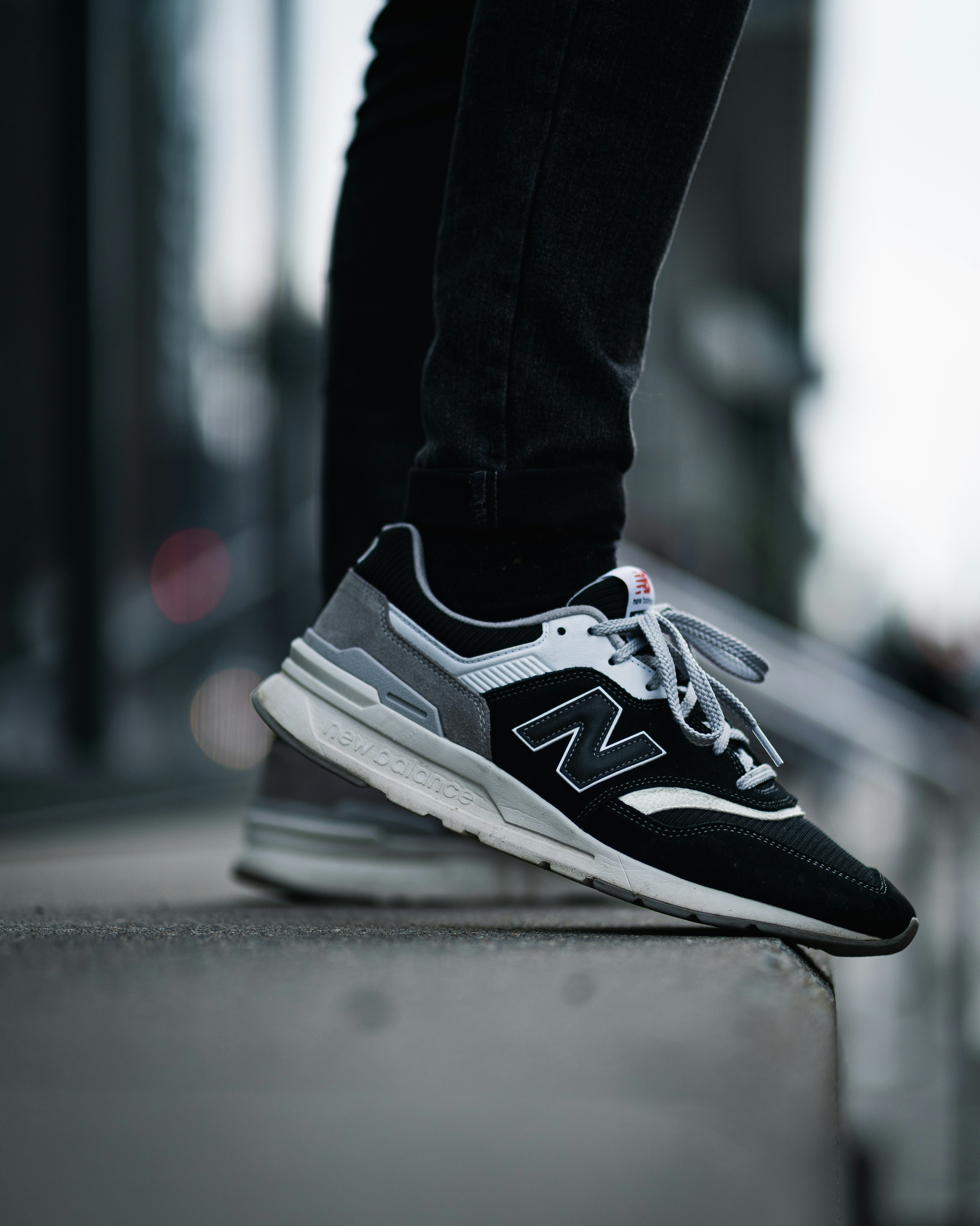 黒と白のナイキ スニーカーの人の写真 Unsplashで見つける黒の無料写真