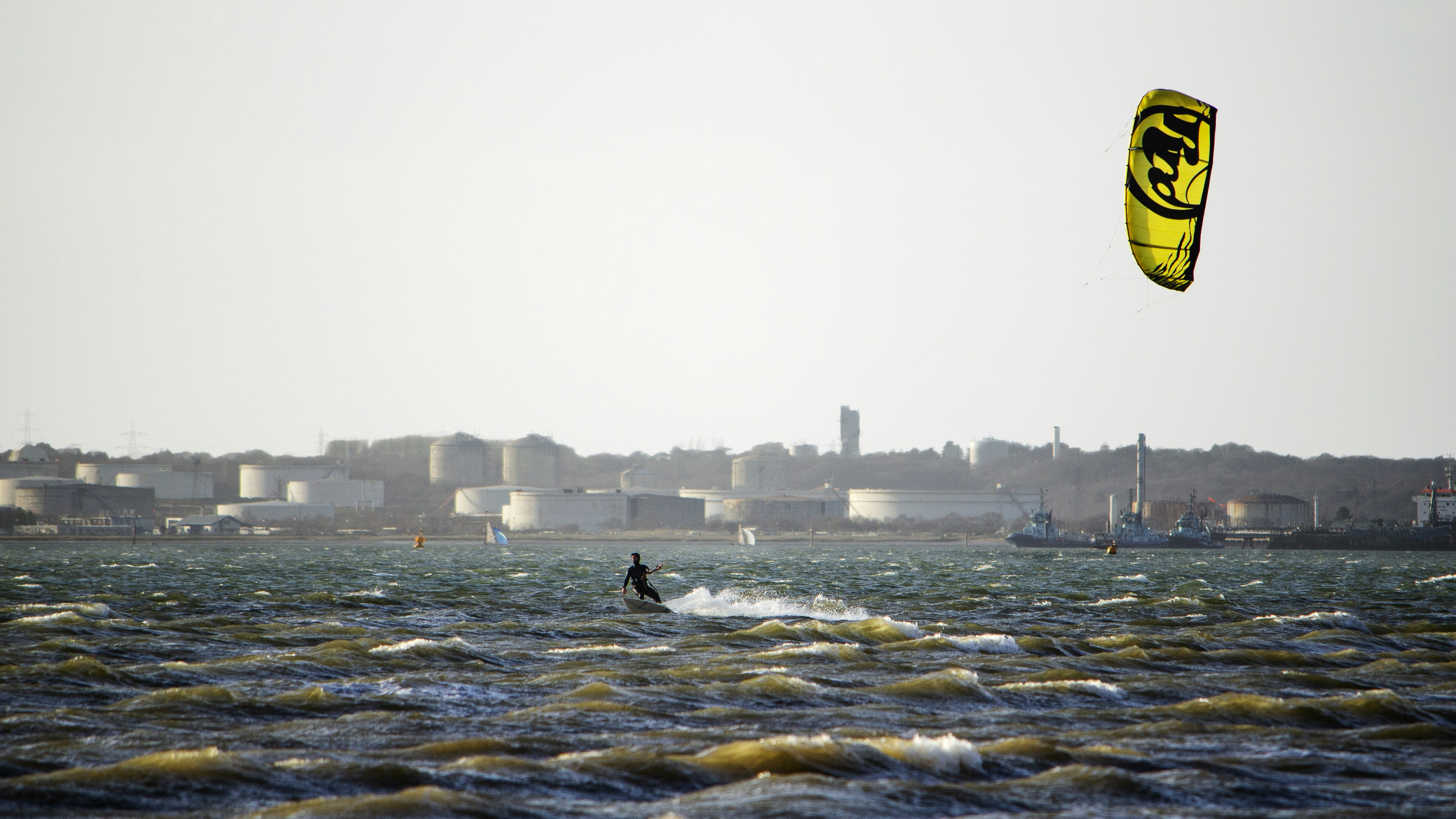 personne en veste noire sur le plan d’eau pendant la journée