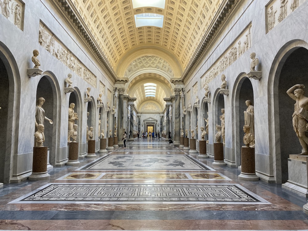 Intérieur du bâtiment en béton brun et beige