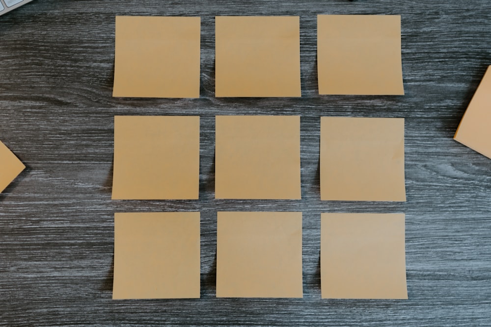 notes autocollantes jaunes sur table en bois brun