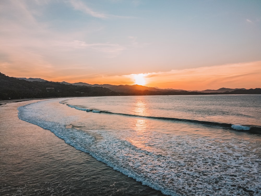 Cuerpo de agua durante la puesta de sol