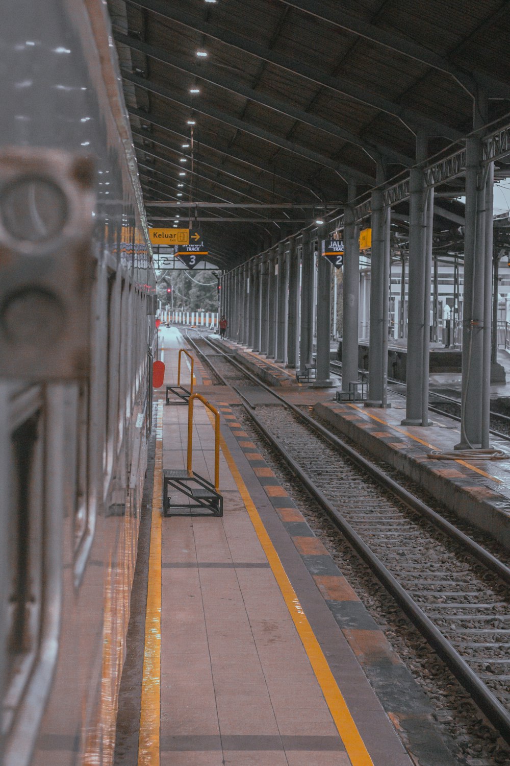 train rail way during daytime