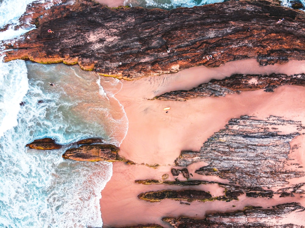 Costa rocosa marrón y blanca durante el día