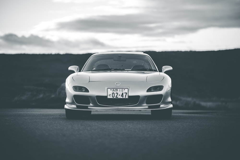 Porsche 911 blanche sur route