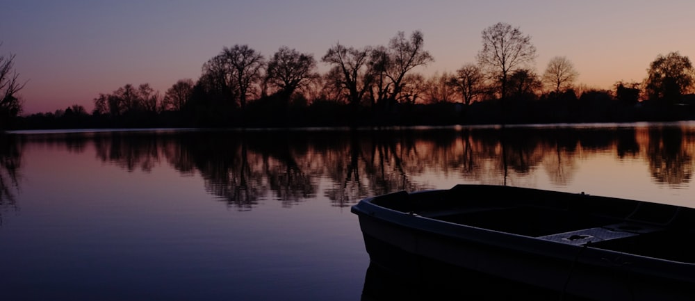 weißes Boot tagsüber auf dem See