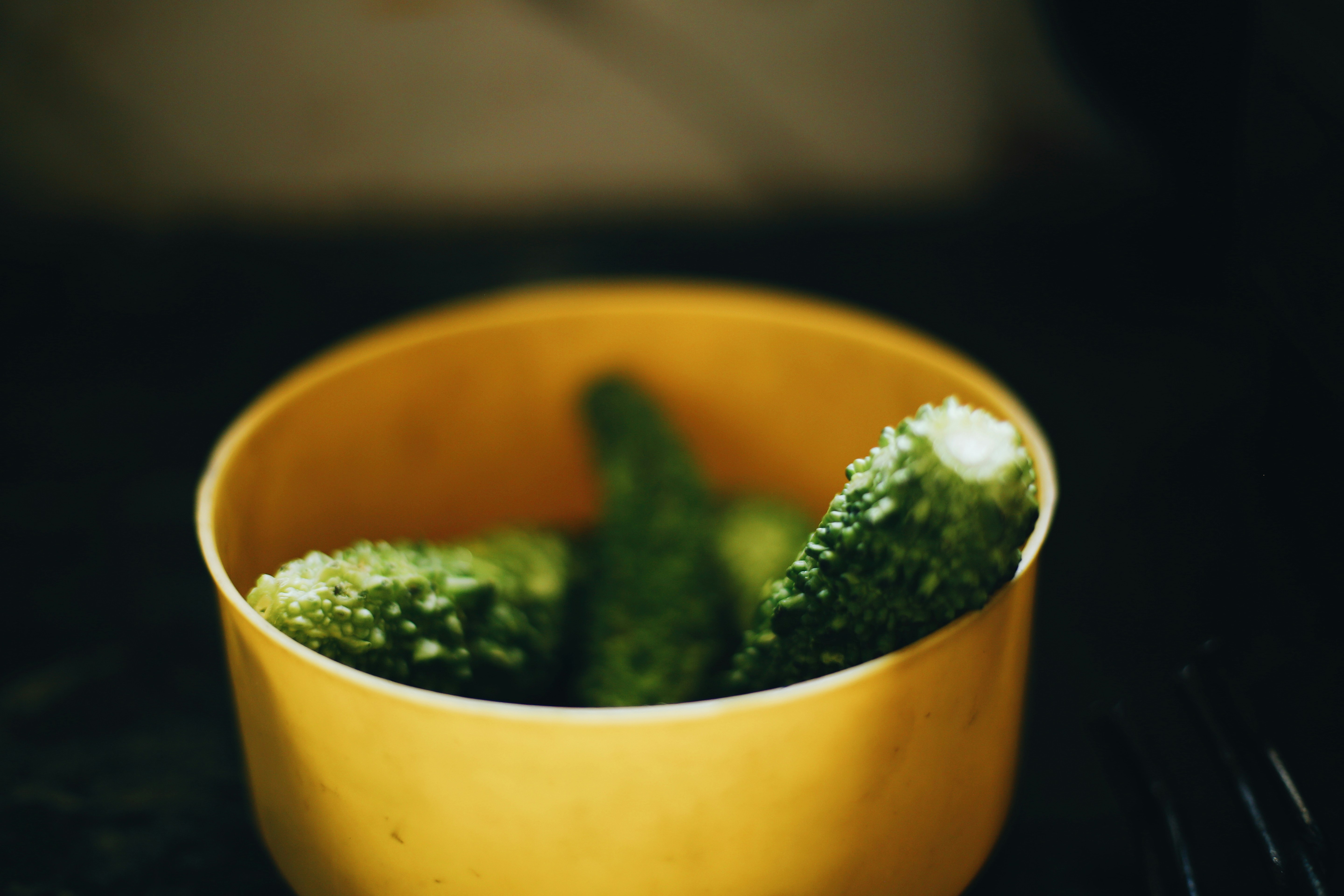 Grünes Gemüse in gelber Keramikschale