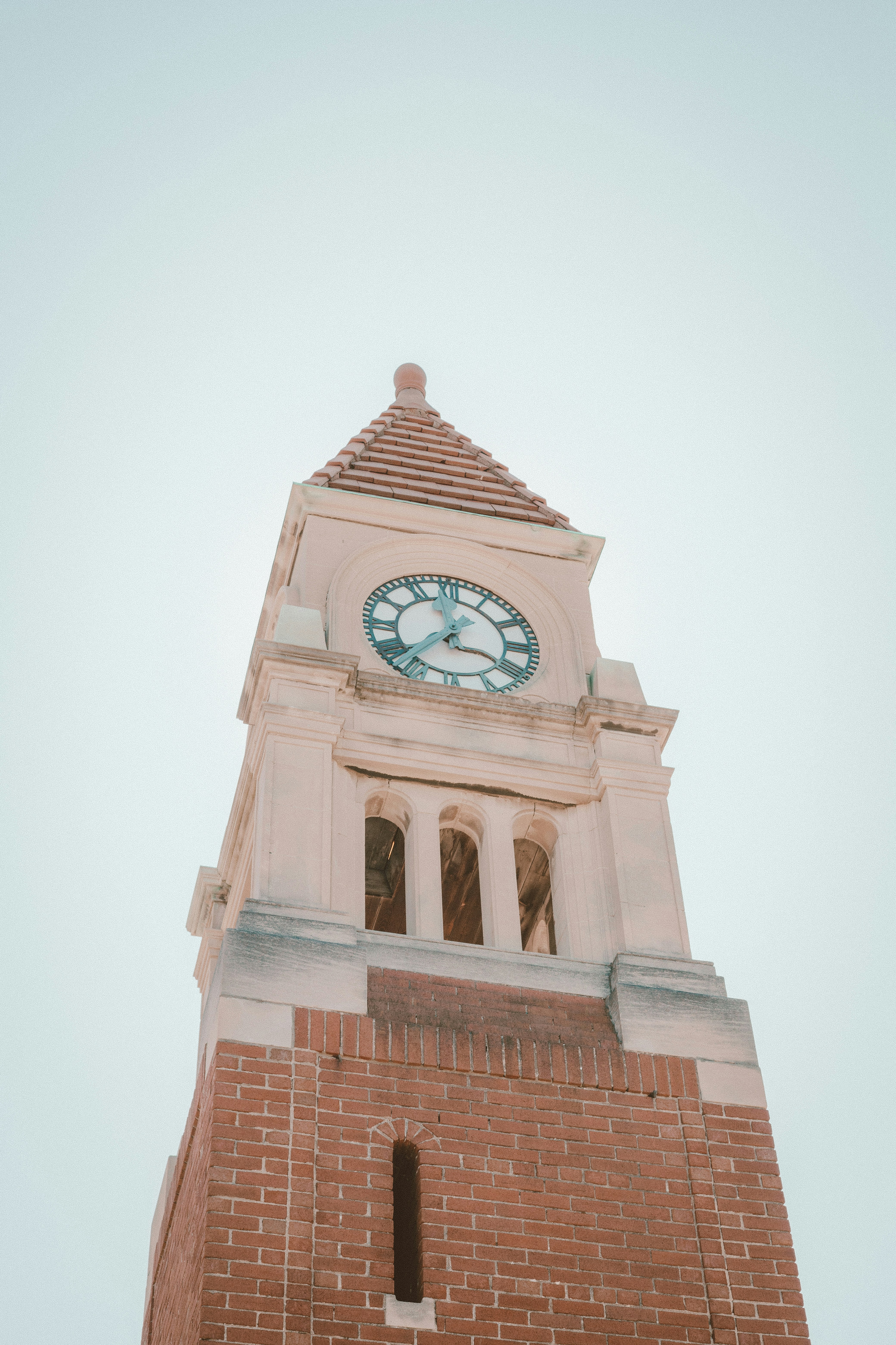 Edificio de hormigón marrón y blanco