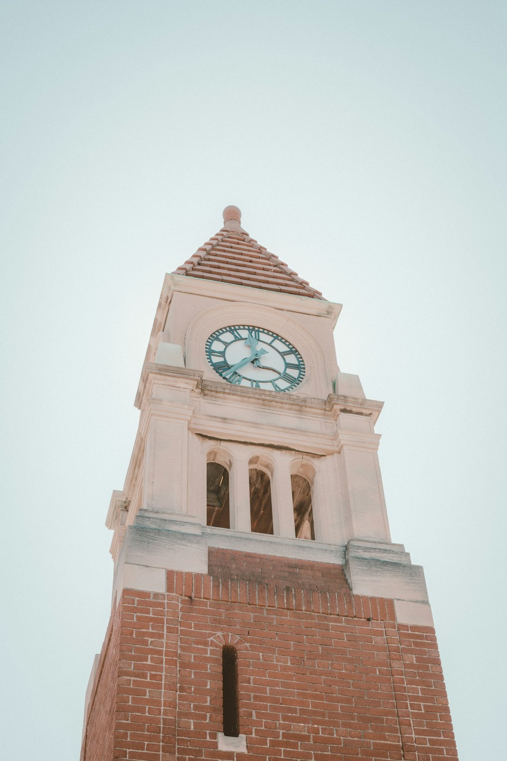 Edificio de hormigón marrón y blanco