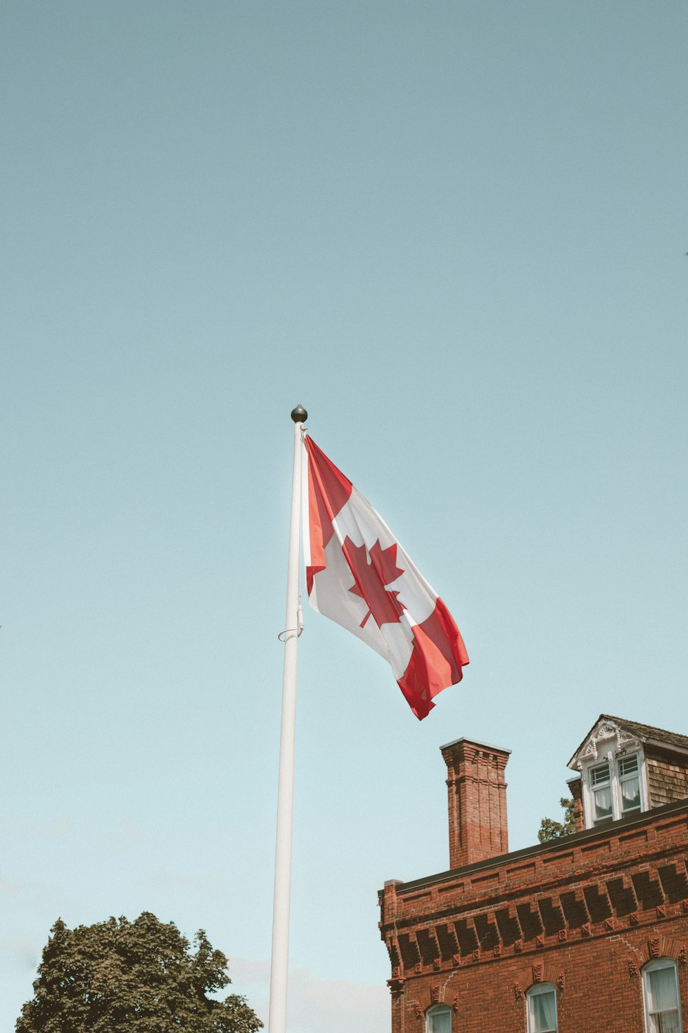 Drapeau blanc et rouge sur le mât