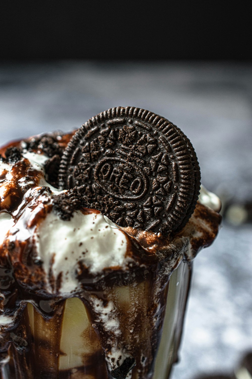 Helado de chocolate en vaso de vidrio transparente