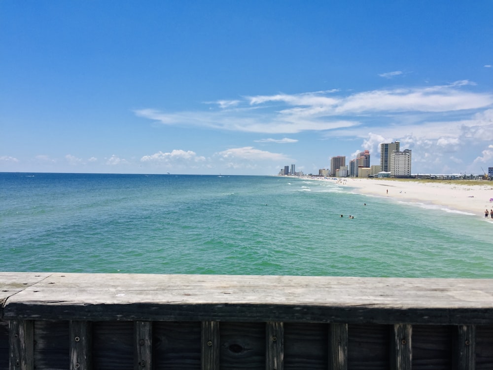 mar azul cerca de los edificios de la ciudad bajo el cielo azul durante el día