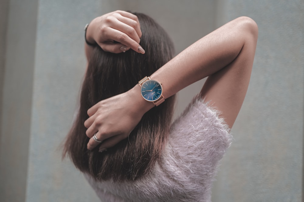 woman wearing gold and blue gemstone ring