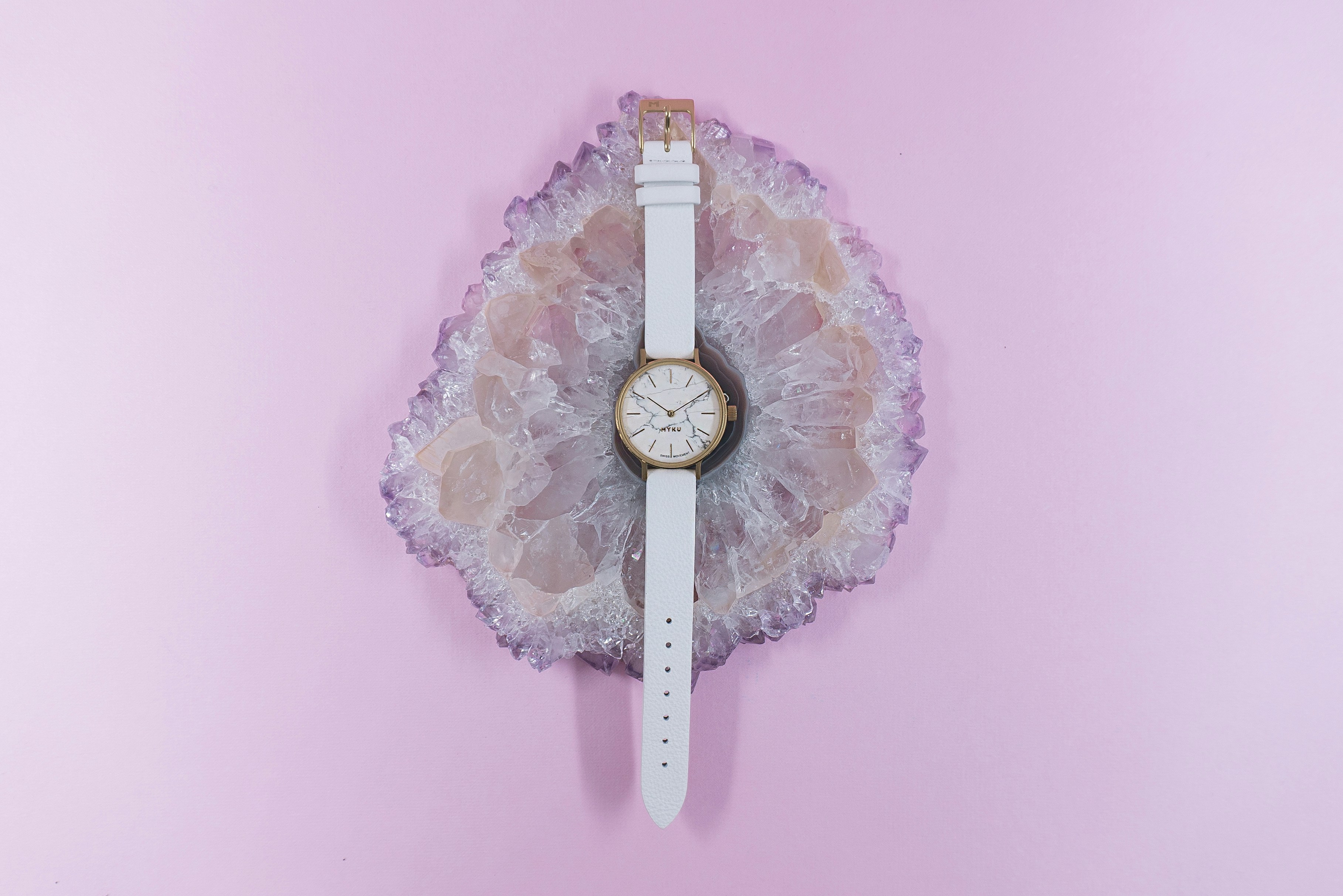 Weiße und silberne Analoguhr