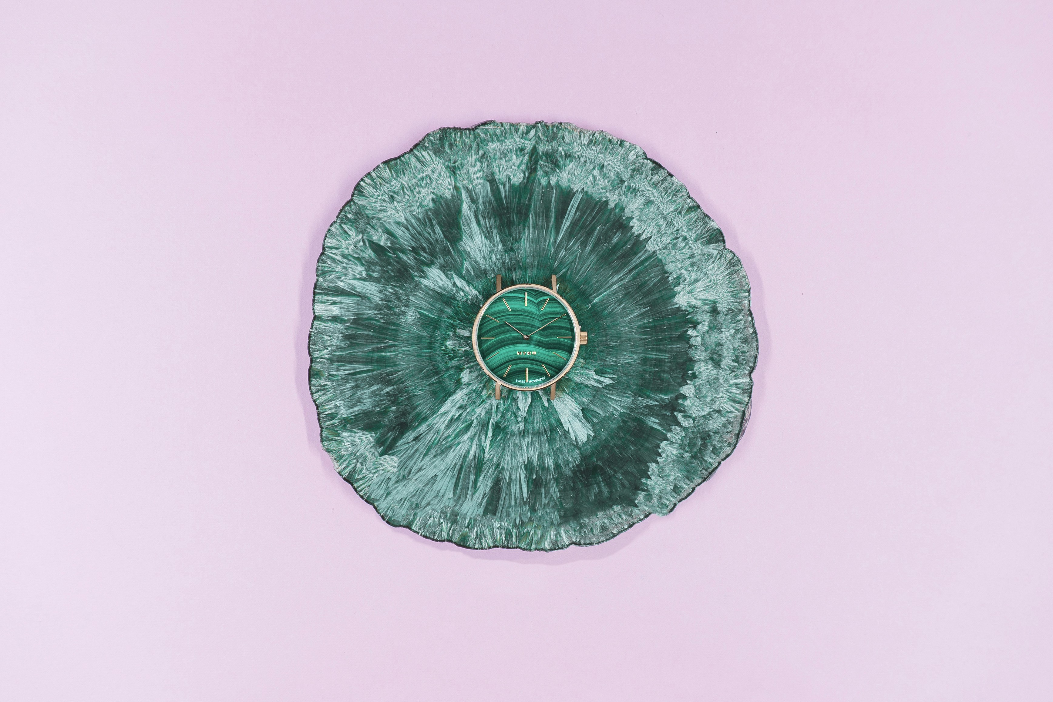 grünes und schwarzes rundes Dekor