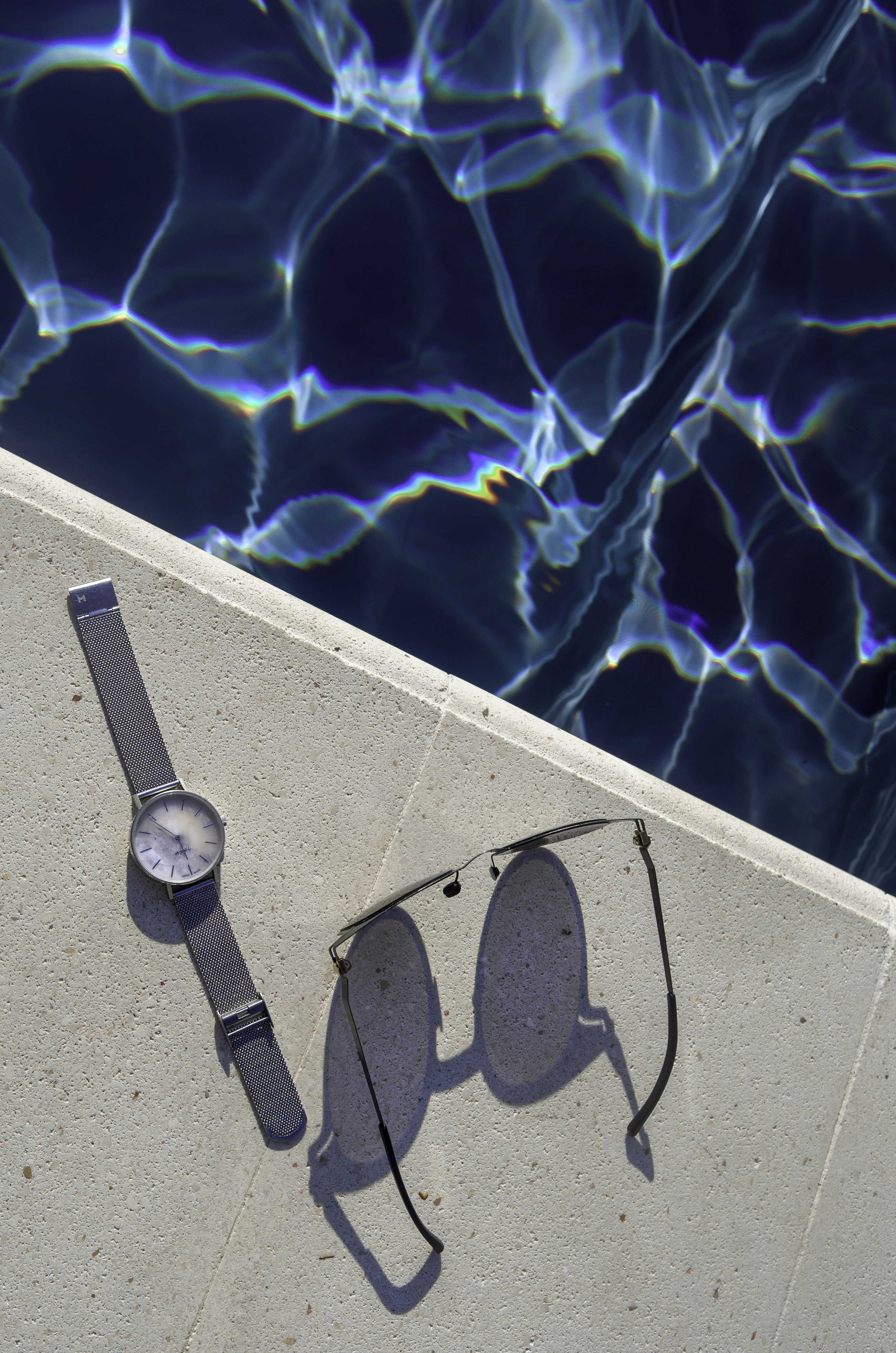 Silberne runde Uhr mit schwarzem Armband