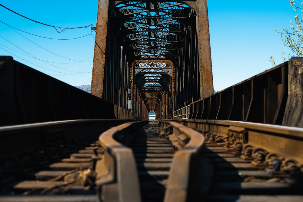 Carril de tren negro y marrón