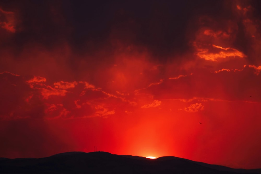 El sol se está poniendo sobre una cadena montañosa