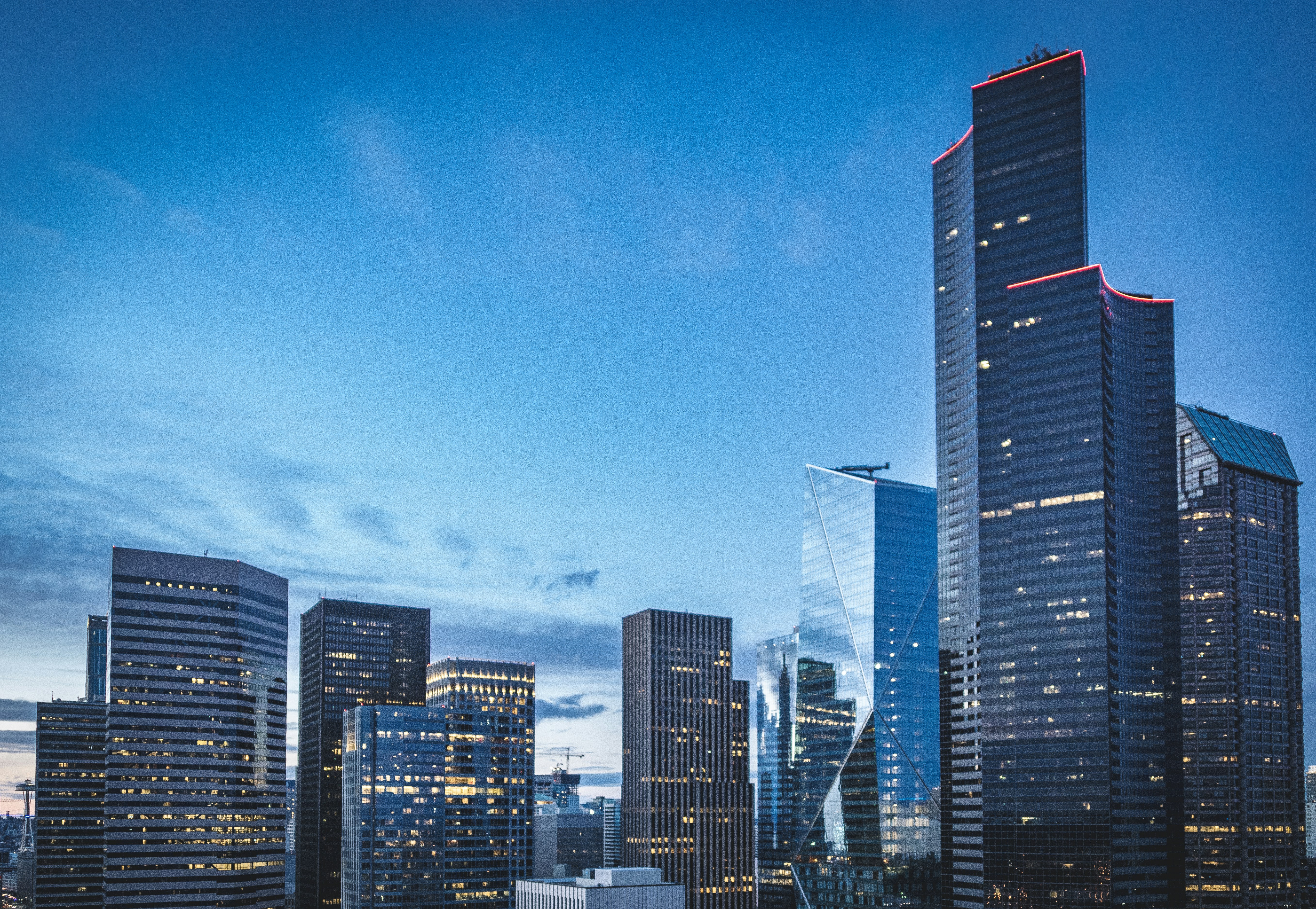 Hochhäuser unter blauem Himmel tagsüber
