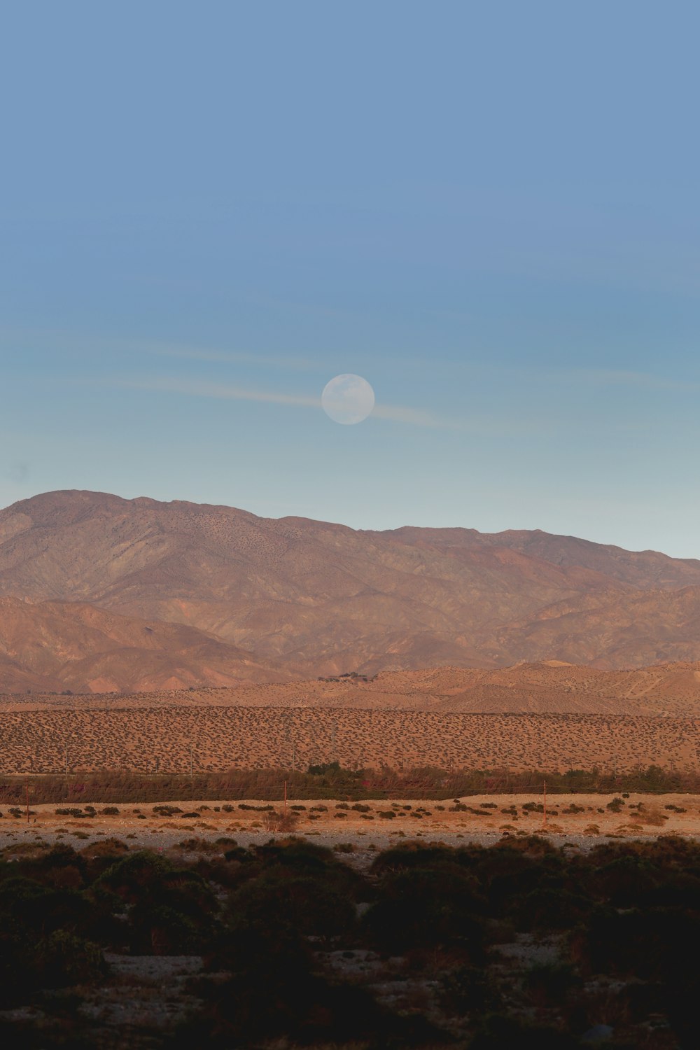 Montañas marrones bajo el cielo azul durante el día